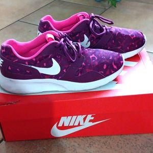 Womens Nike size 9
